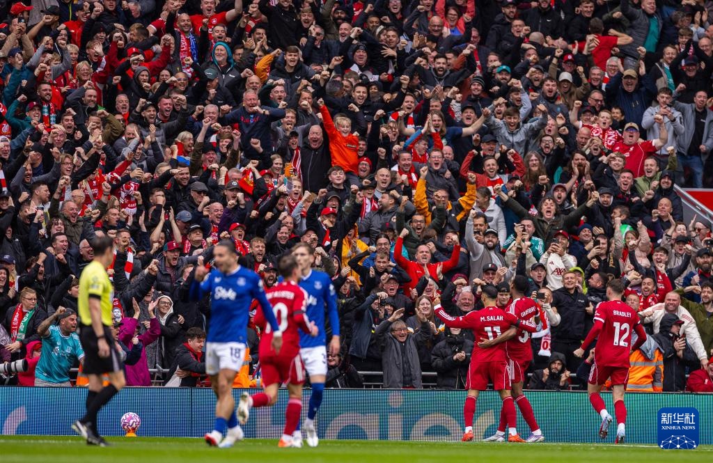 中国足协新规影响中超亚冠竞争，女足面临资金压力，外援政策收紧，挑战加剧。（足协新政波及中超亚冠竞争，女足资金承压，外援趋严，挑战升级）