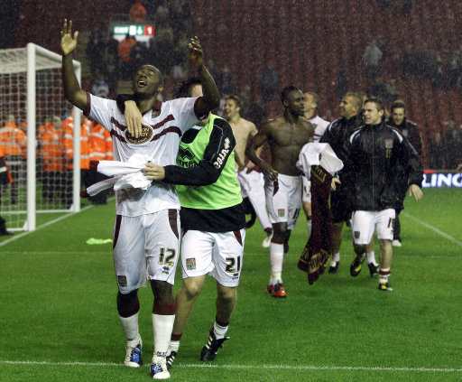 好起来了！杨瀚森造兰代尔失误后笑容满面（状态回暖！杨瀚森逼出兰代尔失误后笑逐颜开）