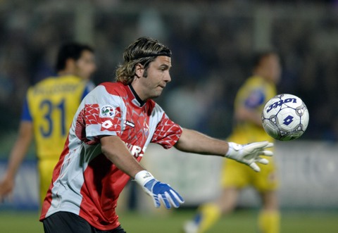 成都1-2不敌河南无缘夺冠，赛后官微大量球迷留言表示失望（成都1-2负于河南无缘冠军，赛后官微涌现大量失望留言）